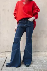 Pantalón jean oxford con recortes, de tiro alto y calce elastizado.