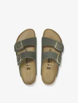 Sandalias Birkenstock Arizona color verde oliva, con dos correas ajustables con hebillas metálicas doradas y plantilla anatómica de corcho y látex.