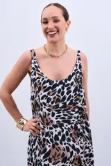 Vestido largo con estampado animal print en tonos marrón, negro y blanco. Diseño con breteles finos y corte evasé.