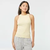 Musculosa amarilla de punto canalé con cuello redondo y sisas amplias.