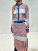 Falda midi acanalada con diseño a rayas verticales en tonos rosados, celestes y blancos.