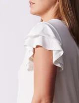 Blusa azul con cuello redondo, escote en V con aplique metálico y mangas cortas con volados en capas.