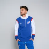 Canguro oficial del Club Nacional de Football, color azul con mangas y capucha blancas. Presenta detalles en rojo en los hombros y puños. Incluye el logo de Umbro y el escudo del club en el pecho, y un bolsillo canguro frontal.