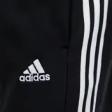 Short deportivo negro de algodón French Terry, con cintura elástica y cordón ajustable. Presenta las tres franjas blancas características de Adidas en los laterales y el logo de Adidas bordado en blanco en la pierna izquierda.