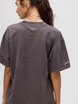 Remera oversize color marrón con estampa de concha marina en blanco y negro.