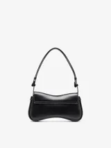 Cartera de mano Diesel Play, color negro, confeccionada en cuero con acabado semibrillante. Tiene forma estructurada inspirada en los mandos de videojuegos, detalle de la D Ovalada metálica en la solapa y correa de hombro desmontable.