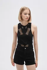 Musculosa negra calada sin mangas, ajustada al cuerpo y con cuello a la base.