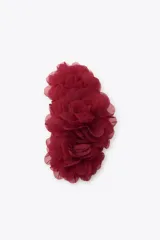 Pinza para el pelo color borgoña con tres flores de organza en relieve.