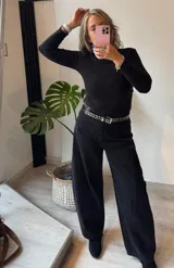 Pantalón de jean negro, corte amplio y tiro alto.