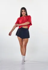 Minifalda negra con cintura alta y corte evasé.