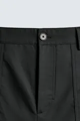 Pantalón negro de corte recto, con bolsillos frontales tipo parche y bolsillos traseros de ojal.