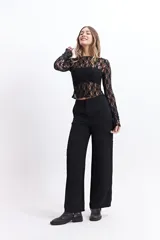 Pantalón cargo negro de corte ancho, con bolsillos laterales y confeccionado en tejido con efecto lino.