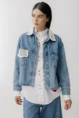 Campera de jean celeste con cuello y bolsillo con detalles de crochet blanco.