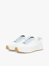Zapatillas Tommy Hilfiger blancas con detalles en azul, rojo y suela color caramelo.