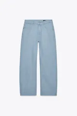 Pantalón de jeans celeste claro, de tiro medio, corte tapered y largo hasta el tobillo. Tiene cinco bolsillos, trabillas en la cintura y cierre frontal con cremallera y botón.