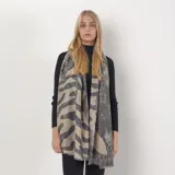 Pashmina rectangular de acrílico color negro con estampado abstracto en tonos beige y gris.