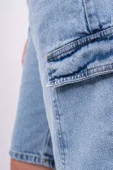 Bermuda de jean celeste con bolsillos cargo y corte a la rodilla.