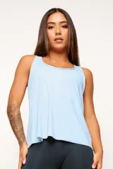 Musculosa celeste de corte holgado, con espalda deportiva y logo estampado en el lateral inferior.