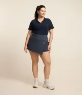 Short pollera azul marino de sarga de algodón, con tres botones dorados en el frente. Corte evasé.