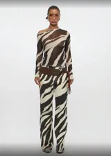 Remera de mangas largas con estampado de cebra en tonos marrones y beige, con cuello bote.