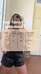 Top blanco de crepé con cuello halter y espalda descubierta.