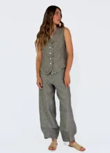 Chaleco beige de lino con escote en V, cierre frontal con botones y terminaciones desflecadas.