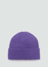 Gorro de lana color violeta.