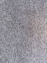 Conjunto de bikini de lurex color dorado con tiras finas color violeta.