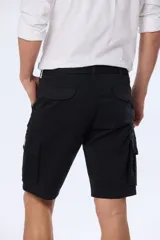 Bermuda cargo azul marino con cinto, confeccionada en 98% algodón y 2% spandex. Presenta bolsillos laterales tipo cargo con solapa y botón.