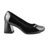 Zapato de vestir negro de charol, con punta redondeada y taco cuadrado.