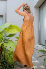 Vestido largo negro de lino, con breteles finos y escote recto.