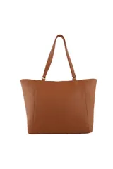 Cartera tote marrón de cuero sintético con bolsillo frontal con cierre, tachas plateadas en los laterales y organizador interno.