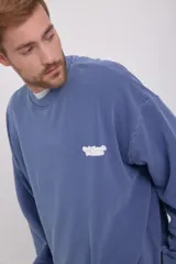 Buzo azul de manga larga y cuello redondo, con calce oversize y logo estampado en el pecho.