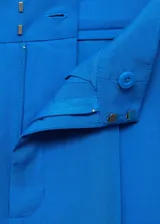 Short azul eléctrico de lyocell y lino con diseño wideleg, trabillas, cierre delantero de botón, gancho y cremallera, detalle de pinzas y tiro alto.