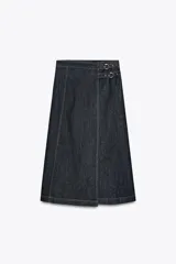 Falda midi de denim azul oscuro, de tiro alto, con diseño cruzado, abertura frontal y ajuste lateral con doble hebilla metálica.