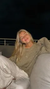 Sweater de viscosa con lurex color gris oscuro con brillo. Tejido artesanalmente por tejedoras uruguayas y cosido a mano.