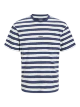 Camiseta a rayas horizontales azul marino y blanco, de manga corta y cuello redondo.