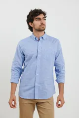 Camisa celeste de lino y algodón, de corte clásico, con cuello button-down y manga larga.