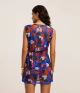 Vestido corto de playa confeccionado en tule estampado de flores coloridas, con mangas cortas, escote en V y detalle de torcedura en la parte delantera.