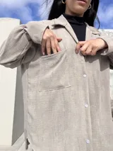 Camisa beige super oversize con efecto nevado.