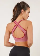 Top deportivo rosado con espalda cruzada, breteles anchos y copas forradas con relleno extraíble.