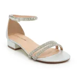 Sandalias plateadas con dos tiras horizontales con strass y pulsera al tobillo con hebilla. Taco bajo cuadrado.
