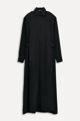 Vestido largo negro tipo camisero, confeccionado en viscosa. Tiene cuello solapa, manga larga con puños, bolsillos delanteros y cierre frontal con botones. Incluye cinturón ajustable con trabillas y botones.