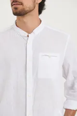 Camisa rosada de lino y algodón, con cuello mao, manga larga y bolsillo de parche en el pecho.
