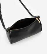 Cartera baguette negra de material sintético con asa transversal fija y cierre de cremallera.