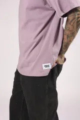 Remera gris de corte holgado y mangas cortas.