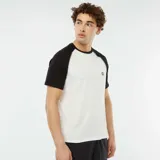 Camiseta blanca con mangas cortas raglán negras y logo pequeño en el pecho.