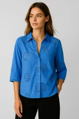 Camisa celeste con broderie, de corte holgado, con botones y cuello camisero, y mangas 3/4.