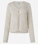 Cardigan color crema confeccionado en tejido de punto con algodón BCI más sostenible. Tiene cuello en V, manga larga y cierre frontal con dos botones.