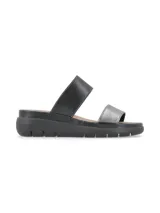 Sandalias de cuero con suela ergonómica, confortable como pocas, combina cuero liso con cuero metalizado.